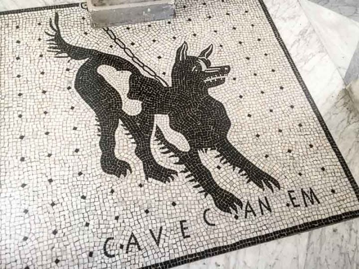 Mosaik på golvet i Axel Munthes Villa San Michele. "Cave Canem". Varning för hunden.